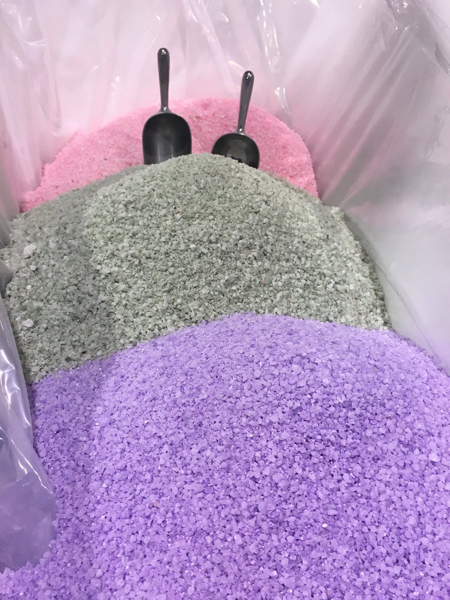 CeliacBeast's tweet photo. BRB going to take a bath 🛀🏻 at the @EclairNaturals booth! #expowest #expoblogger #newhopeblogger https://t.co/ibHpPXvS8c