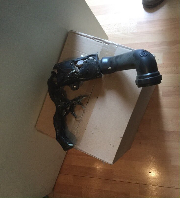 Vandaag opgeroepen voor een defecte ketel, sinds plaatsing in 2006 is er geen bedrijf bij geweest voor onderhoud. Na open maken van de mantel zijn de resten van een interne ketelbrand zichtbaar. U heeft misschien minder geluk, laat uw cv ketel jaarlijks onderhouden! <a href="/Brandweer_NL/">Brandweer Nederland</a>