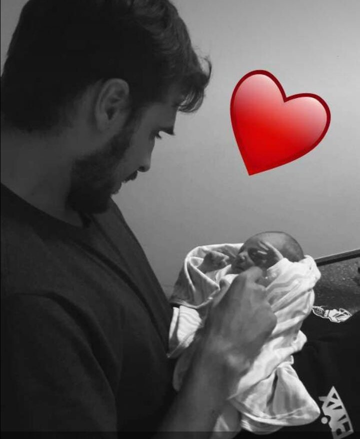 Anoche a las 23:35 nació mi primer hijo TOMAS, estoy pasando el momento mas feliz de mi vida, GRACIAS a mi mujer por hacerlo posible, a mis compañeros por festejarlo conmigo, a mi entrenador por apoyarme en todo momento y a la hinchada de <a href="/ClubQuilmesMdP/">Club A. Quilmes</a> que me trajo hasta Mardel