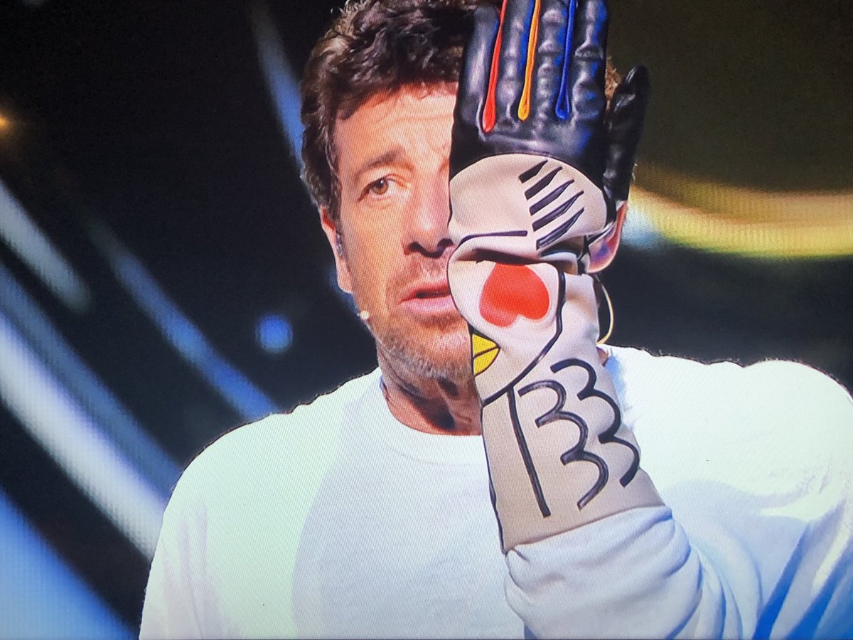 LNMFTV's tweet photo. #Limousin @PatrickBruelOff avec des gants made in #Agnelle #HauteVienne pour les #RestosDuCoeur ↗️ https://t.co/yTyJSAKSGP https://t.co/D75AI9ksiP