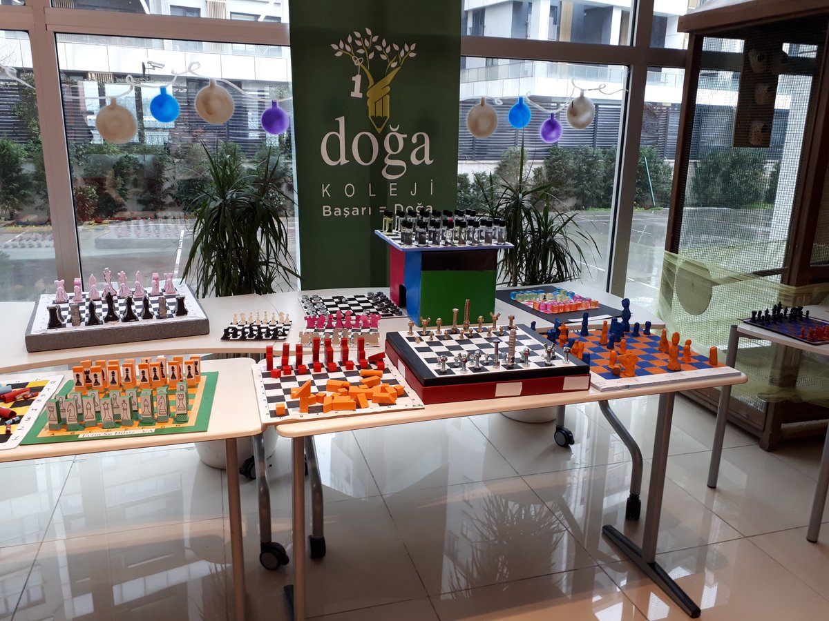 Bayrampaşa 2 Kampüsümüz'de ilkokul öğrencilerimiz yaratıcılıkları ve sınırsız hayal güçlerini  kullanarak bir çok değişik malzemeden renk renk biçim biçim satranç takımları üretti. Ürünler okulumuzun lobisinde sergilendi.