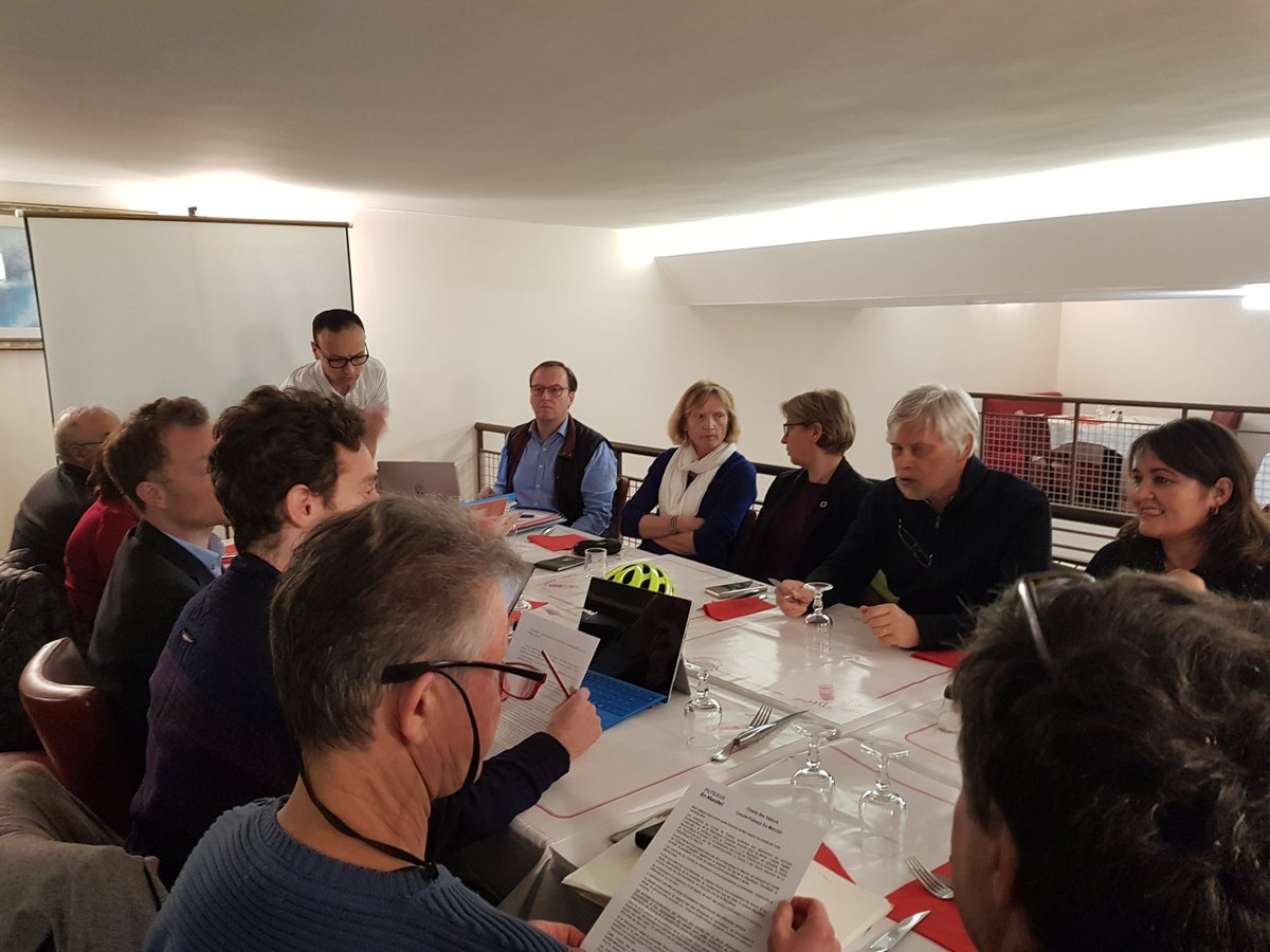 RE_Puteaux's tweet photo. Le Comité #PuteauxEnMarche en plein travail autour de la Grande Marche pour l'Europe #GME #Europe #LREM92 https://t.co/HqMepoDWaU