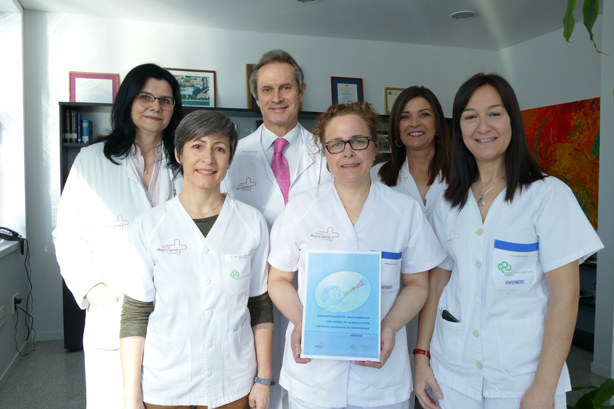 Area7ReinaSofia's tweet photo. 📚Nueva publicación de #Enfermeria @Area7ReinaSofia
 
Nuestro gerente, @ju_marquese, junto a la directora de Enfermería, @mjoseteron, y la subdirectora, @angelesrmen,
felicitan a las autoras durante la presentación del libro.

Echa un vistazo aquí 👇👇.
 https://t.co/9Ou6WL4DDg https://t.co/OhxmC3pGAv