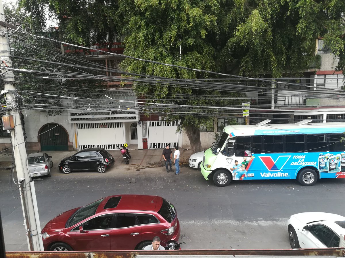 UriosteguiJC's tweet photo. @ManceraMiguelMX @DelegacionBJ @CDMX_Semovi @SSP_CDMX Nos choca un Microbus fuera de ruta. No puede ser, 6 hrs y no llega una patrulla de SSP. https://t.co/dtjmK6P9kR