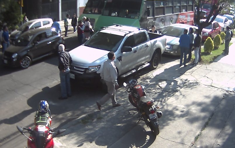 UriosteguiJC's tweet photo. @ManceraMiguelMX @DelegacionBJ @CDMX_Semovi @SSP_CDMX Nos choca un Microbus fuera de ruta. No puede ser, 6 hrs y no llega una patrulla de SSP. https://t.co/dtjmK6P9kR