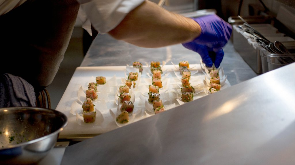 filterstudios's tweet image. Albacore Tuna✅ White Turnip✅ House Fermented Soy✅ Nori Aoli✅  Yes Chef!  ow.ly/Ucek30iOqmF
.
.
.
.
#tofinoeats #tofino #chef #foodie #albacoretuna #iswhatsfordinner #rad #inspiredbyadventure