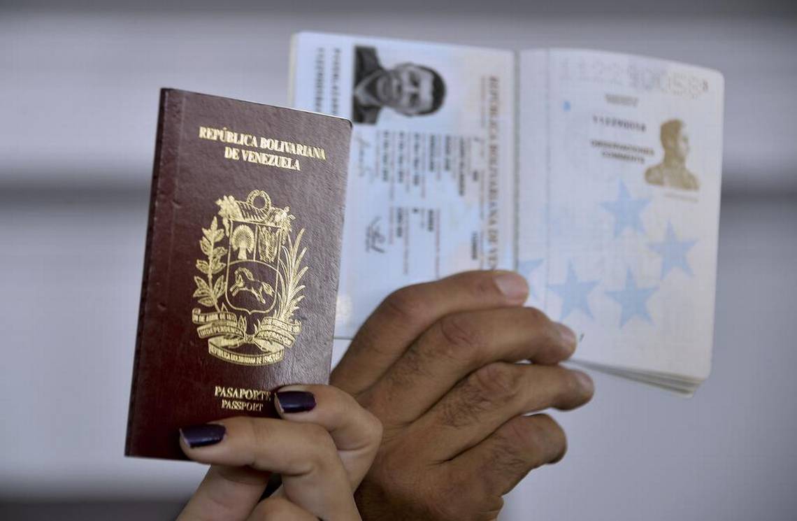 la_patilla's tweet photo. Paso a paso: Tramite de prórroga de pasaporte en el  Saime https://t.co/FeLIoO1eI4 https://t.co/skfSsa1hMJ
