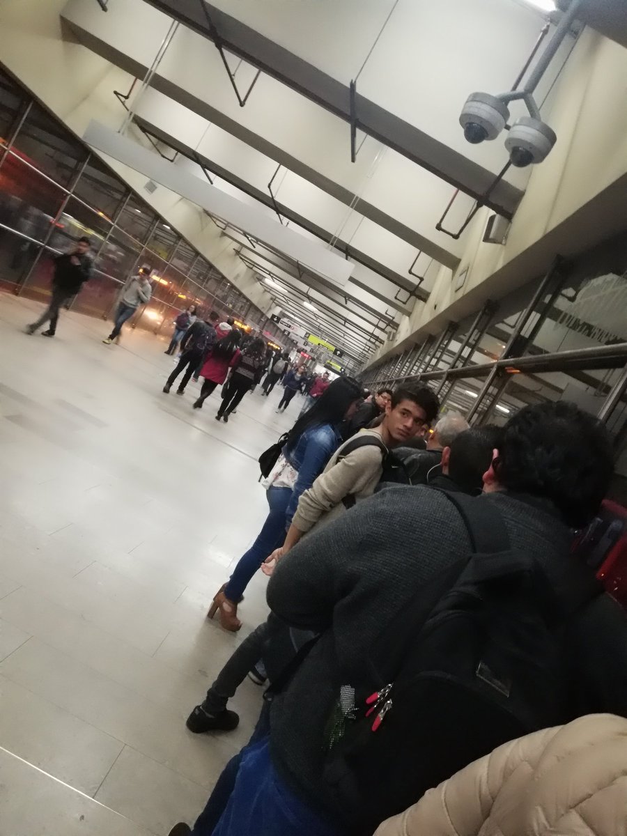 AngieLizGomez's tweet image. Y es que no hay buses? O la plata que recogen a diario no les alcanza para comprar una flota y evitarnos estas filas inmundas de más de media hora para el #K86? @TransMilenio @Bogota