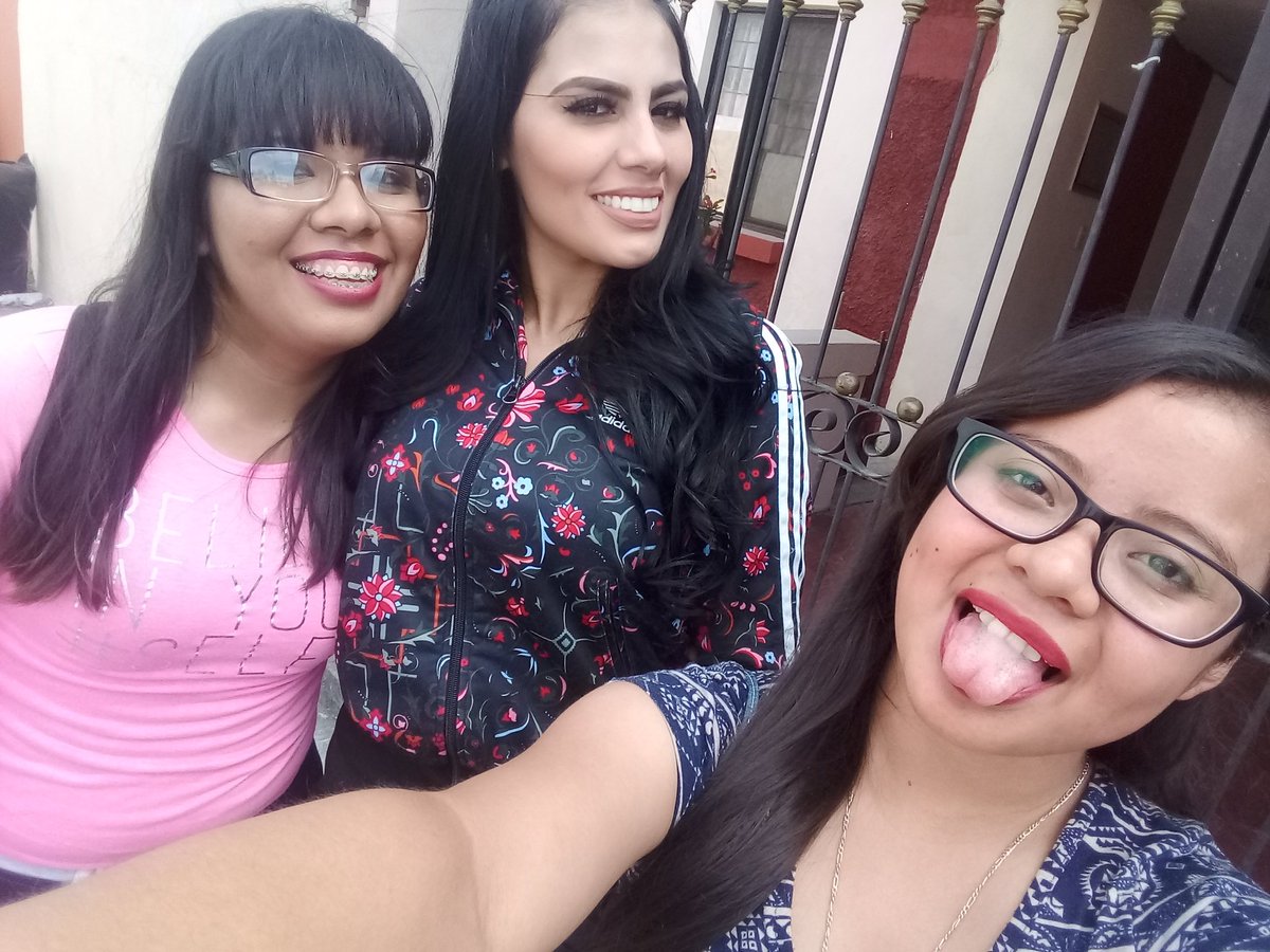 Gisselle_Jerry's tweet photo. Valió la pena la escapada 😍😍
Ando haciendo a una amiga tu fan @gissellesampayo 💜
Estamos enamoradas de tu cabello ❤😂👀 https://t.co/oiuy2inW4A