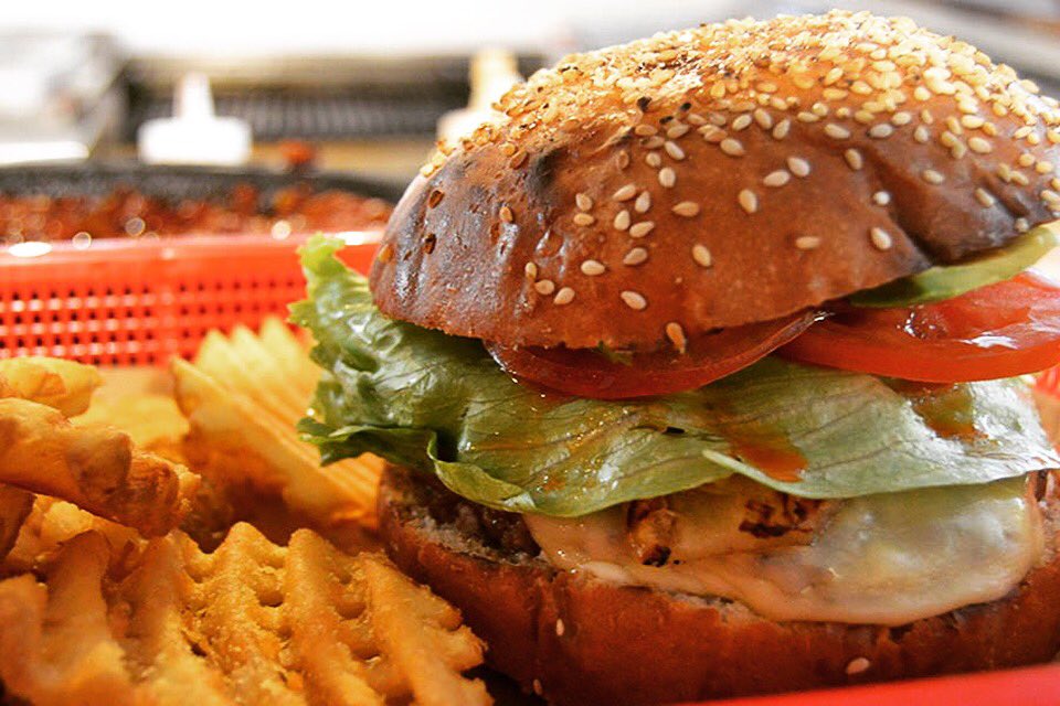 Hamburgesa Tropical, pan artesanal, carne de sirloin, piña y aderezo Burger Bros. #burgerlovers #mesanapoles #mesaparatodos