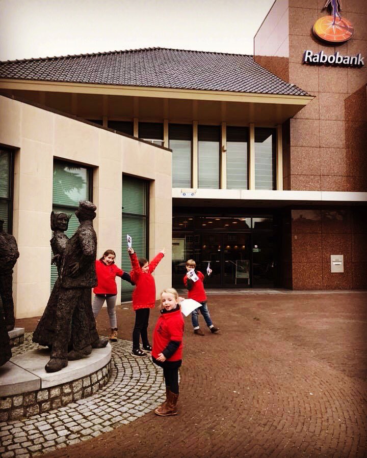 drumbandmcc's tweet photo. Jeugdleden in actie voor de #rabobankclubkascampagne #RCC_GVS op de markt in #Laren op zoek naar leden van de @RaboGVS https://t.co/MBsgiGED7v