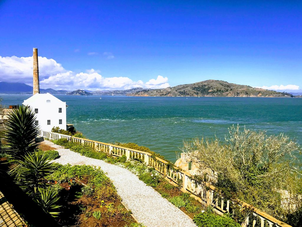 Nvr2Old2Travel's tweet photo. The views from Alcatraz on a clear day are breathtaking β€οΈ View overlooking the Powerplant, Angel Island and Sausalito. Easily arrive at the βRockβ via @alcatrazcruises #alcatrazisland #alcatraz #alcatrazprison #alcatrazcruises #lifeontherocks #weekendsf #weekendsanfrancisco https://t.co/Bw0e8JEqPg