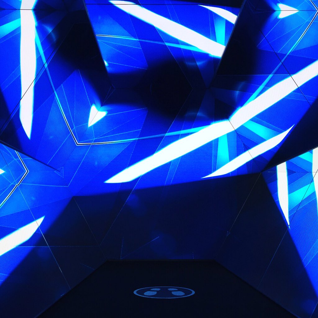 VIChristel's tweet photo. ⚡️ AUGMENTED TECHNOLOGY ⚡️ - Team work #auditoire 👌 so proud ☺️ #exp #immersion #motiongraphics #inside #box #miror #animation #teamwork #paris  #instinct #peugeot #champselysees https://t.co/HB8KzerngP