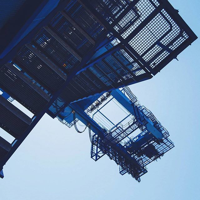 OneTouchMediaKe's tweet photo. On this day I was in one of those huge gantry cranes at the port of Mombasa while on assignment for KPA. These huge monsters can load and offload a huge freighter in matter of hours. 
I was just fascinated by the tech and the sheer power of these machine… https://t.co/0FAzzToWAN https://t.co/D7yZiVvyWJ