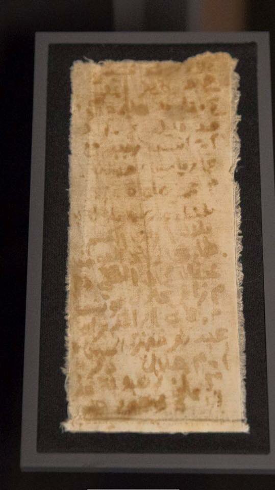 RadioSouriaLi's tweet photo. متحف #الهولوكوست في واشنطن يعرض  قطعة قماش من قميص للصحفي السوري منصور العمري الذي كان معتقلاً لدى النظام
كتب العمري على هذه القطعة أسماء لمعتقلين باستخدام الدم والصدأ، محاولاً توثيقها على أمل أن يصل إلى أهالي المعتقلين واخبارهم أن أبنائهم مازالوا موجودين
#سوريالي #سوريا #syria https://t.co/2Y8qOLEM3e