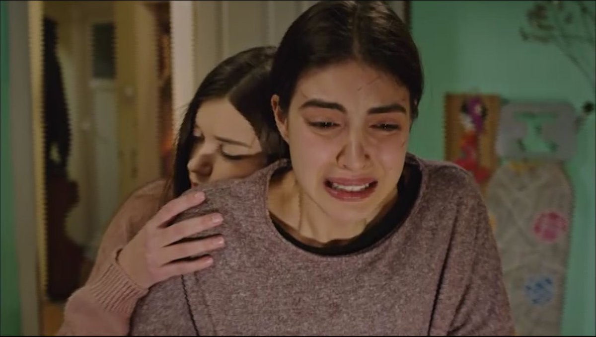 chilevision's tweet photo. Hazan por fin llega a su casa. Y debe enfrentar a su madre y hermana sobre el tema de Sinan. “No te preocupes que ni en sueños me atrevería a verlo”, les dice pero ambas se dan cuenta que Hazan está enamorada y sufre por ello. Ece será la encargada de consolarla. #FaziletCHV https://t.co/Jlzd8tgmTn