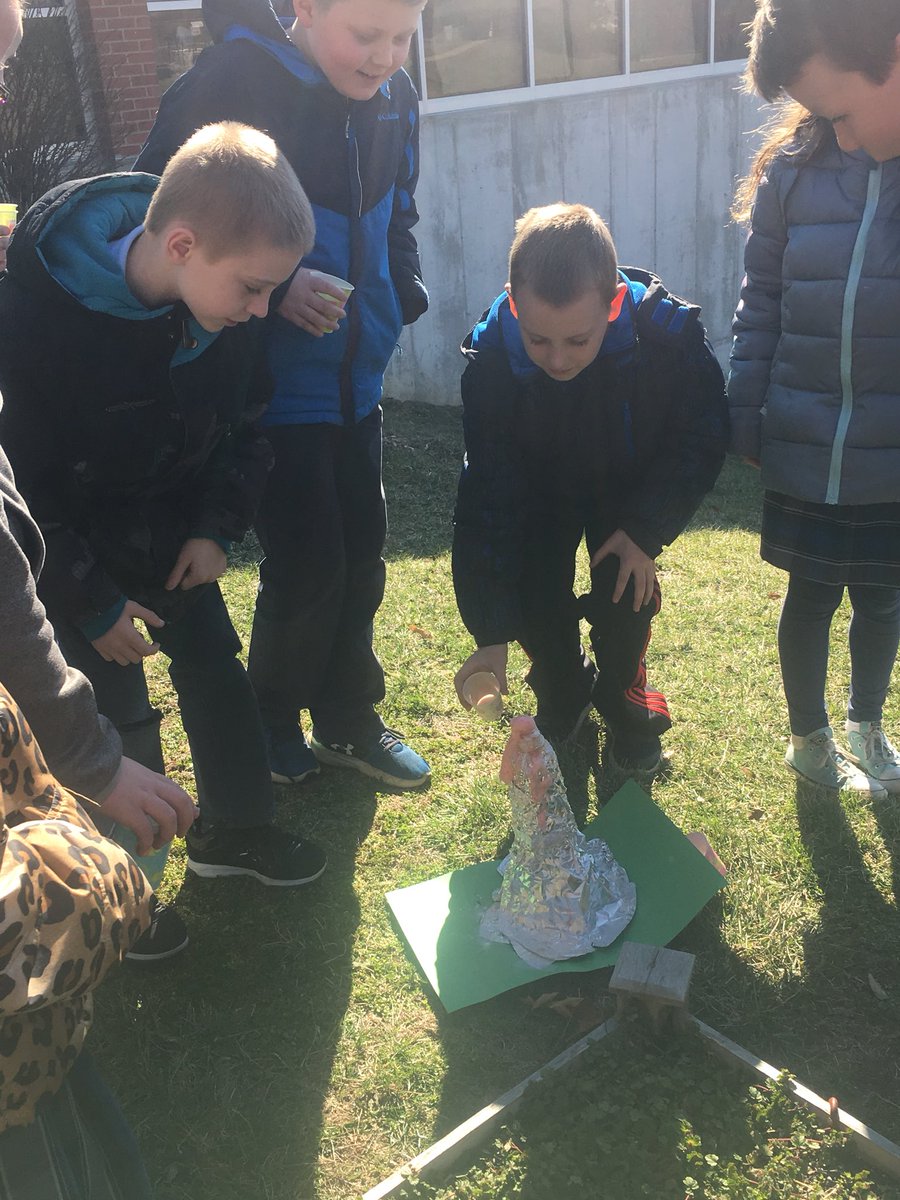 MrsWyattScience's tweet photo. Homemade eruptions with Mrs Bohn’s class! #fourthgrade #bakingsoda #vinegar #chemicalreaction https://t.co/Nuh4F0MXPD