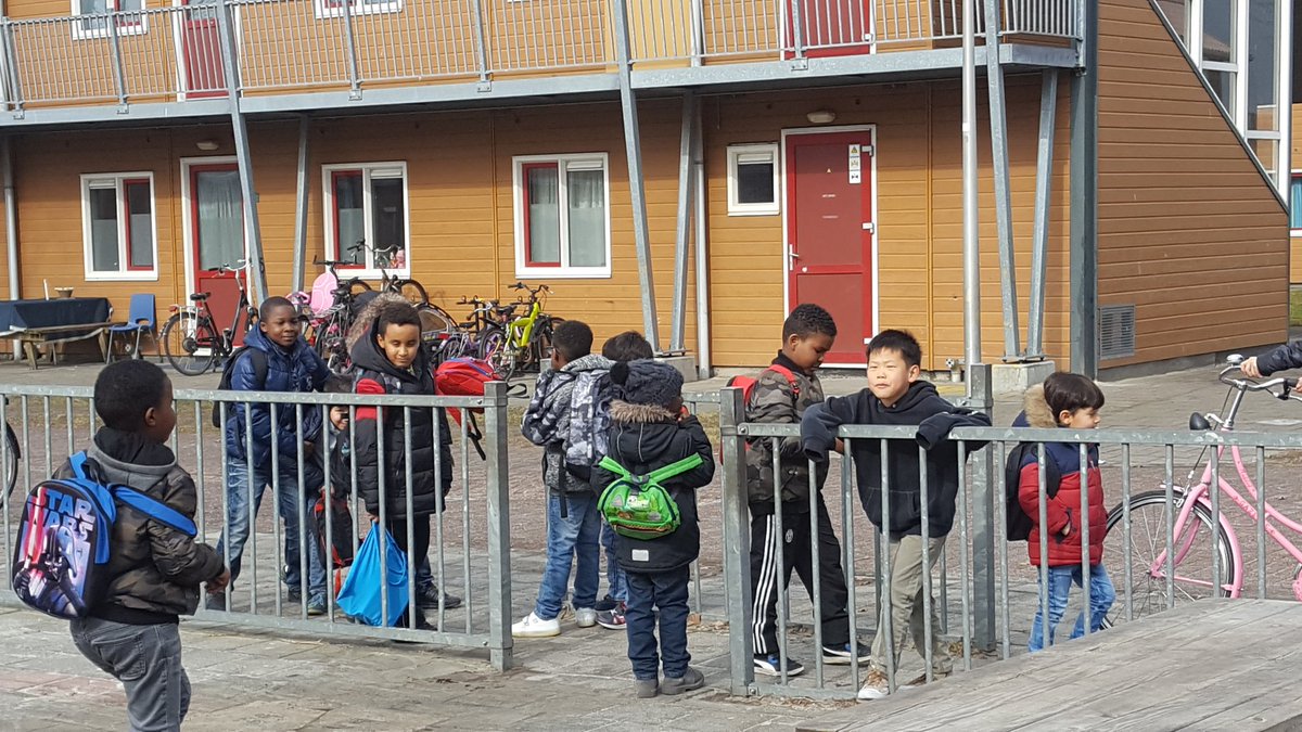 De geslaagde (afsluiting v) maatschappelijke stage door Tess en Femke heeft ook de 'belangstelling' van onze mooie gr. 4 jongens. #obsdeHesse landen #azcEmmen #maarnaschooltijdwelgraagnetbuitenhetschoolplein #mooietijdenoponzeheerlijkeschool #hetkanallemaal