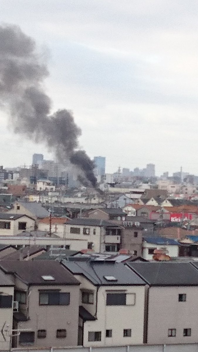 Junshoママ 最近 守口 門真方面で火事が多いなぁ 洗濯物を干そうかと思ったら黒い煙 火柱も見えた 守口方面火事