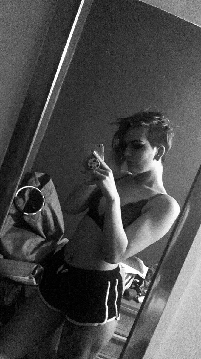tammy__cooper's tweet photo. #LGBTladies i’m single, i’m gay, love me pls https://t.co/8ufc2uaTcY