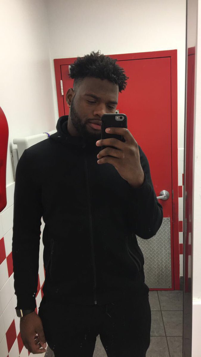 UcheMalik's tweet photo. #FinePeopleFromNigeria Can I Flourish real quick? 👀🇳🇬 https://t.co/jnx26qIIYP