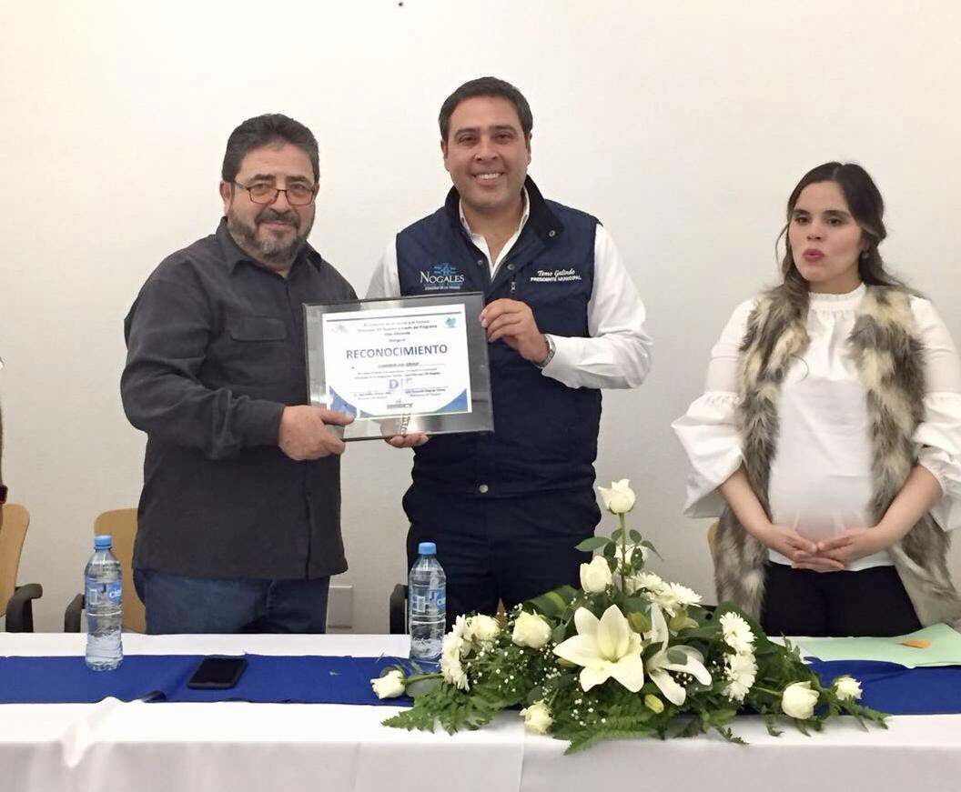 TemoGalindo's tweet photo. Fomentamos los valores y una mejor convivencia social, llevando el programa "Valores en Familia" de @nogales_dif a las diferentes maquiladoras de #Nogales. #NogalEsMásHumano https://t.co/41PBg1bjHA