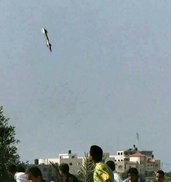 Terrible imagen que quiero compartir. Dice así el texto original: “Una bomba que cuesta 100.000$, lanzada desde un avión que cuesta 100.000.000$ y que vuela con un coste de 22.000$ la hora, para matar personas que viven con menos de 1$ al día” Esto es esa mierda que llaman guerra