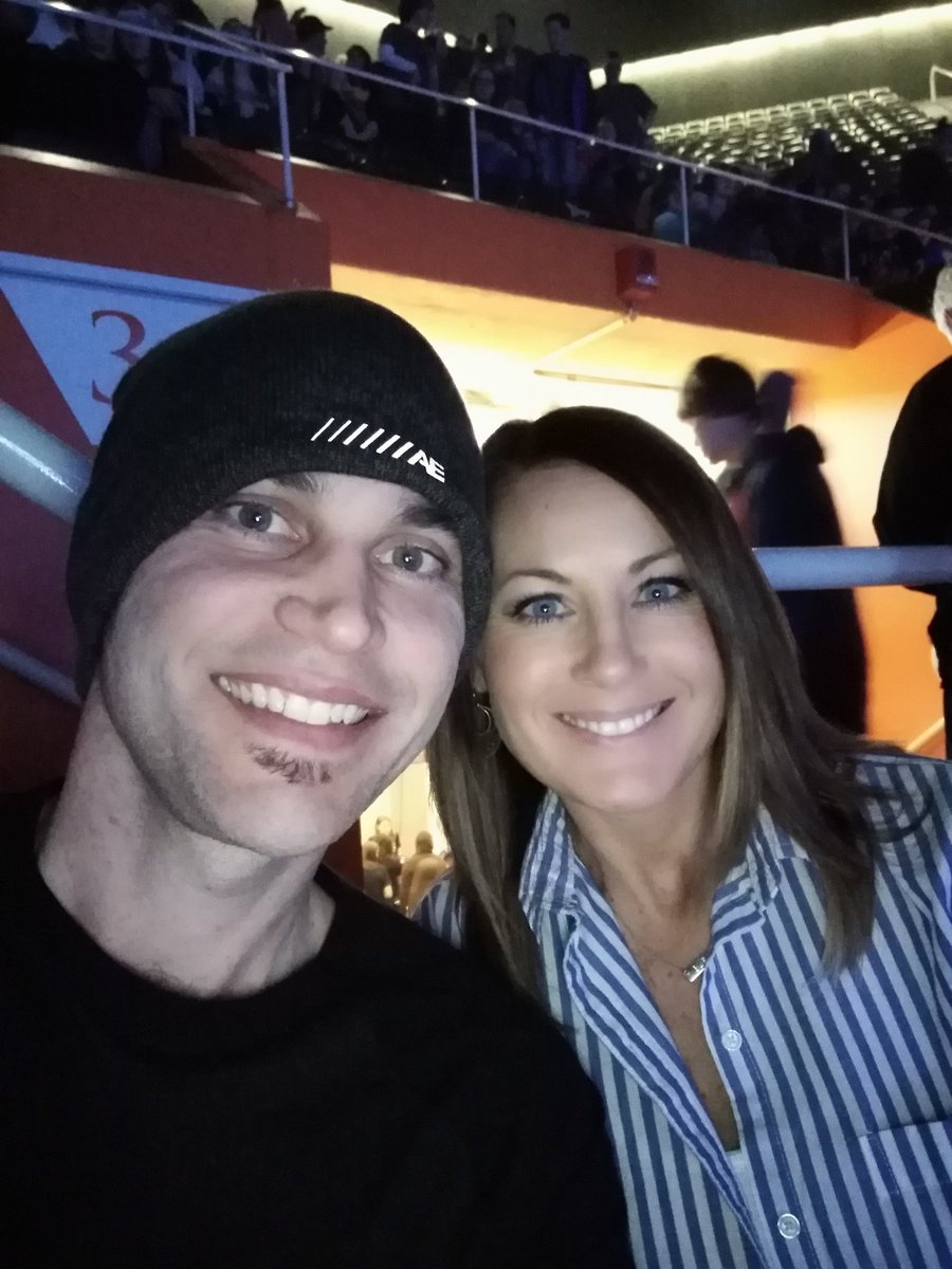 TopherVanScot's tweet photo. First night #winterfest18 #twitterfest https://t.co/i7qHvFjFh0