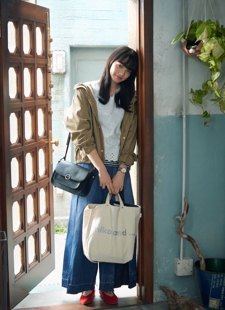 KomatsuCrew's tweet photo. #小松菜奈 for Niko and... https://t.co/vUWHpPiLEF