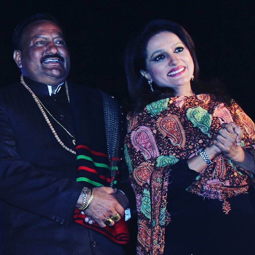 durgajasraj's tweet photo. This is truly immeasurable loss for #Indianmusic Younger brother of the 2 Ustad #pyarelalwadali ji has left a huge void in the world of Sufi-Qawwali.Fortunate they blessed #IdeaJalsa & many other projects of ours innumerable times.Grateful for the music. #RIPPyarelalWadali . https://t.co/iASgzEw3vj