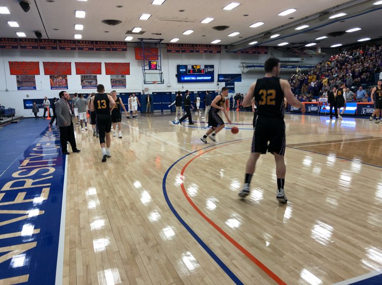 ageffin_waow's tweet photo. #17 UWSP faces #1 Whitman in the third round of the NCAA Division 3 Tournament. Tip off is in less than 5 minutes https://t.co/UJlFFX3pYk