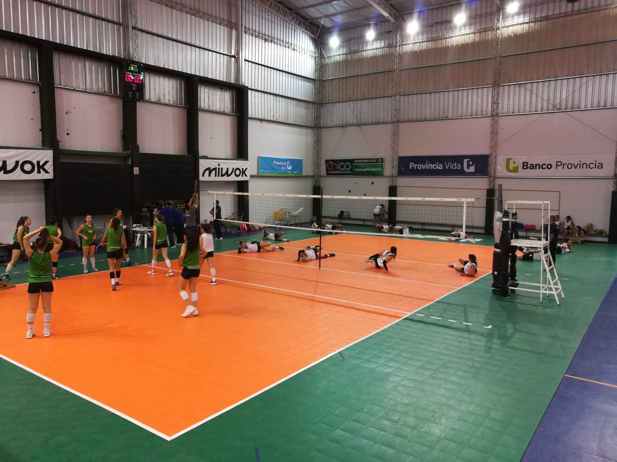 BPvoley's tweet photo. #LasGuapas y @muniplottier realizando tareas físicas previas. A las 21hs se inicia #weekend6 #LAF2018 Lo podes seguir en vivo por nuestra página Facebook https://t.co/8GN4s1Z0C3