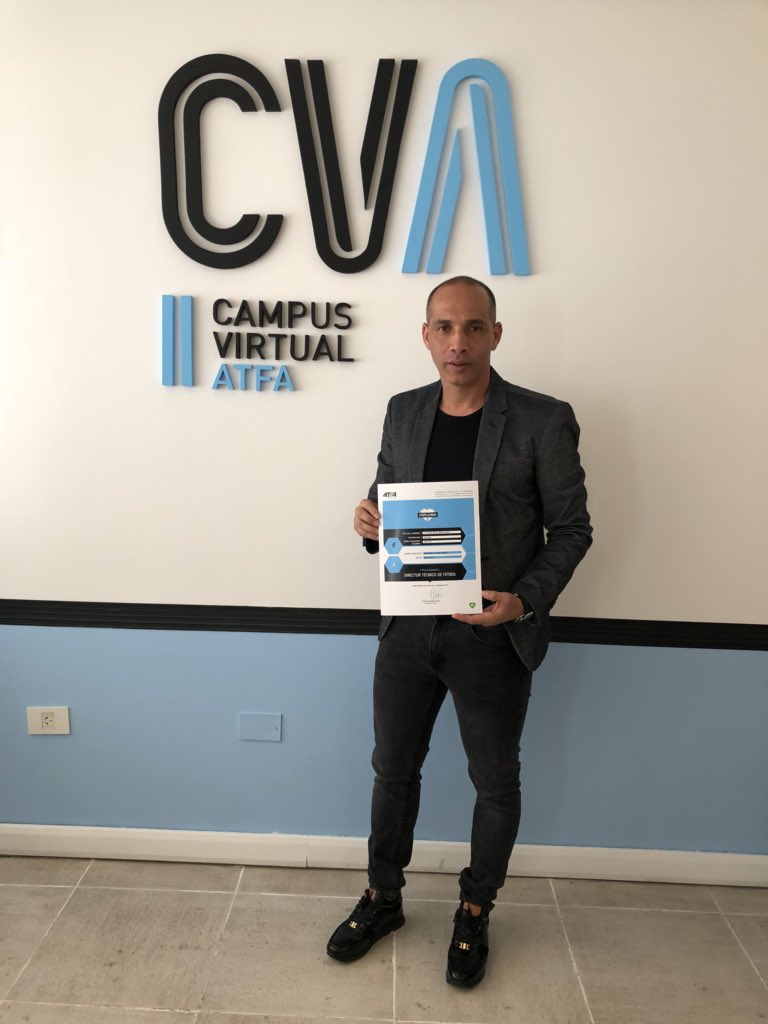 Mayer10oficial's tweet photo. Le doy gracias a dios por darme la oportunidad de conseguir un logro más en mi vida que quiero compartir con todos ustedes cómo lo es la carrera de técnico profesional de fútbol https://t.co/cpDiE2KRfD