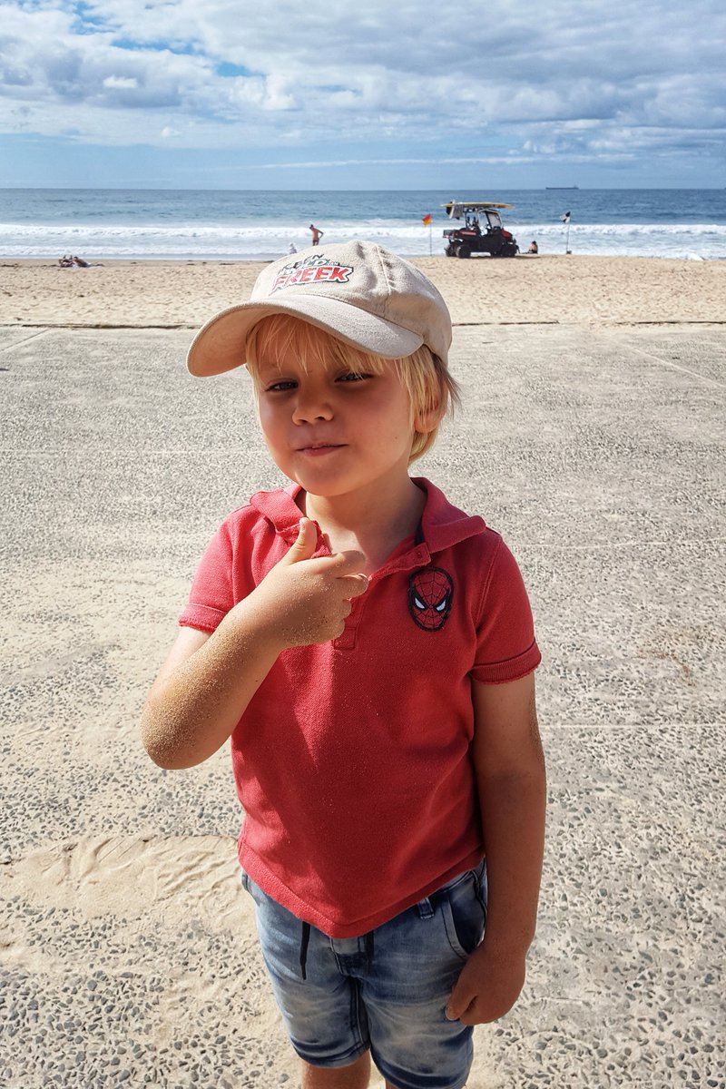 TimSVH's tweet photo. Hi @freekvonk, kom je nog naar Sydney deze Ozzie trip? Pax is een mega fan en wil je graag blue bottles op het strand laten zien! https://t.co/1oWfwiwu1m