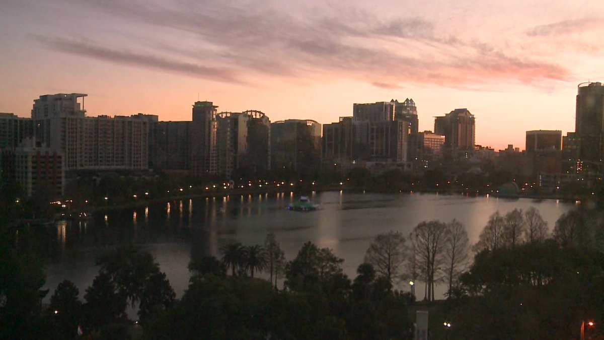 weshweather's tweet photo. A beautiful sunset underway right now over #CentralFlorida. I'll the updated weekend forecast at 10 on the #CW18. #WESHwx https://t.co/4Kw29BW8wo