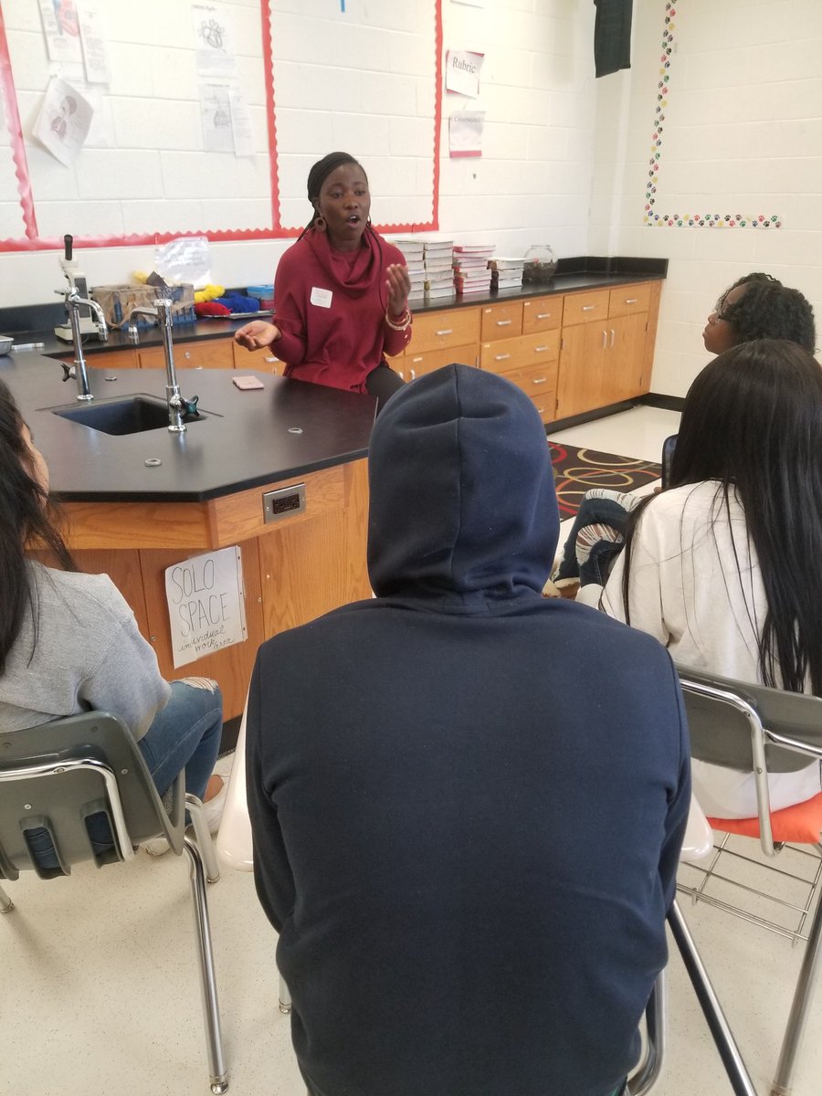 RWilliams_EDS's tweet photo. My students are benefiting from DHS graduate experts who have partnered with me to teach. Nurse Sena Able, MSN,RN,CNL taught a lesson on patient history,played a patient, & spoke to a small group students interested in nursing. #DHSSTEMAlumni #ourgraduates #AuthenticLearning https://t.co/ESr87uifwJ