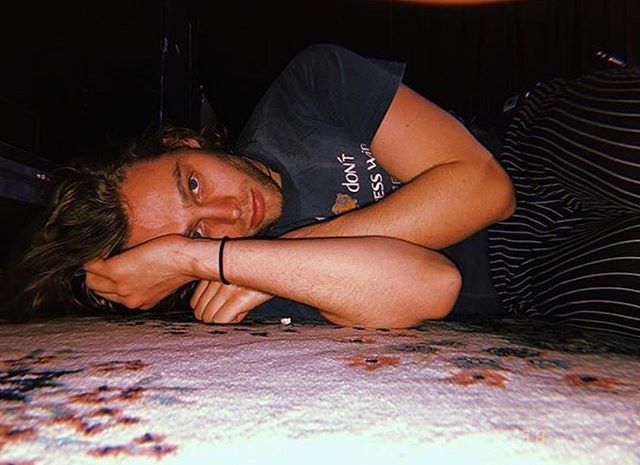 Luke5SOS's tweet photo. just let me play the damn songs https://t.co/IL9DYlkc09