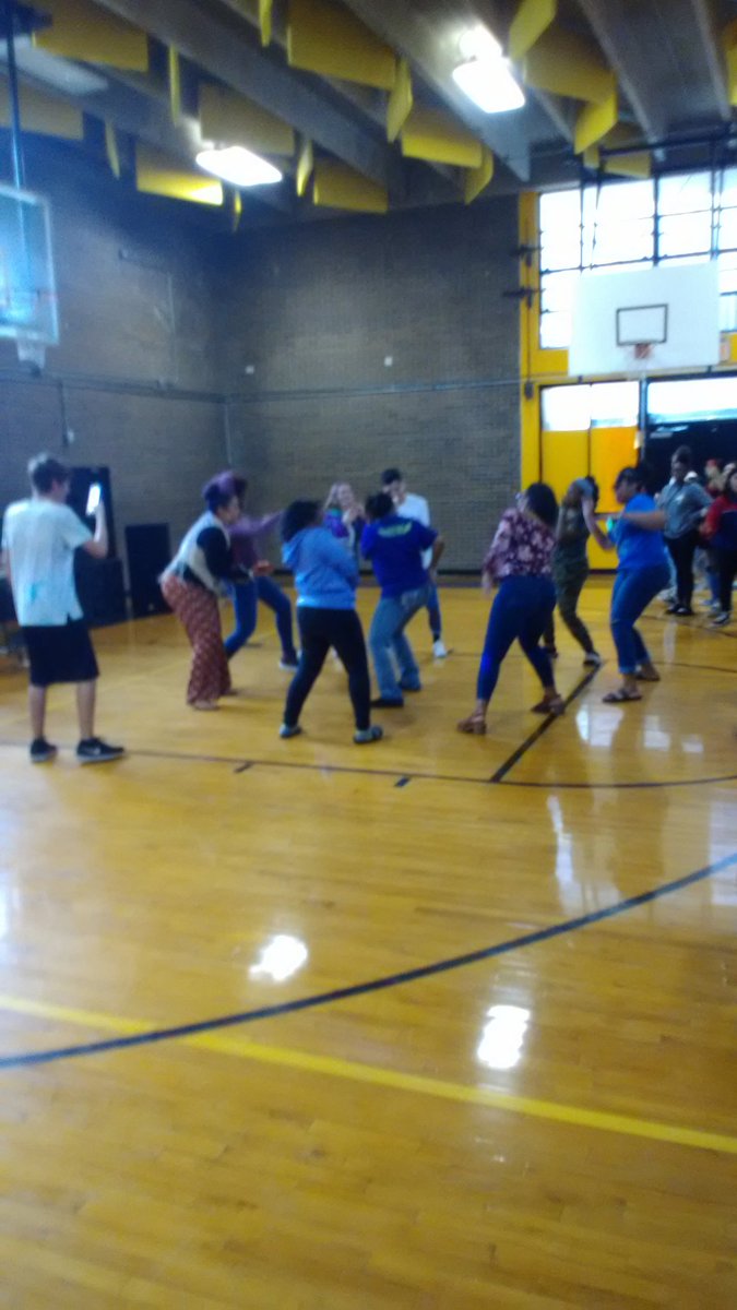 EchsSWAGClub's tweet photo. Thanks to Mr. Bradley for offering his DJ services to the campus! The kids thoroughly enjoyed it! https://t.co/76NmtZcPGB