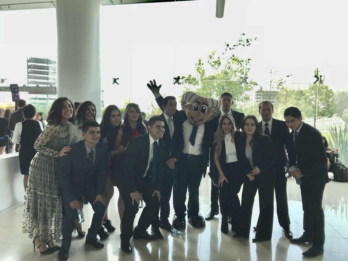 lae_pue's tweet photo. Felicidades a nuestros candidatos a graduar de LAE por su firma de título y foto de generación, un paso menos  para llegar a su graduación!! https://t.co/6MLZBY42mM