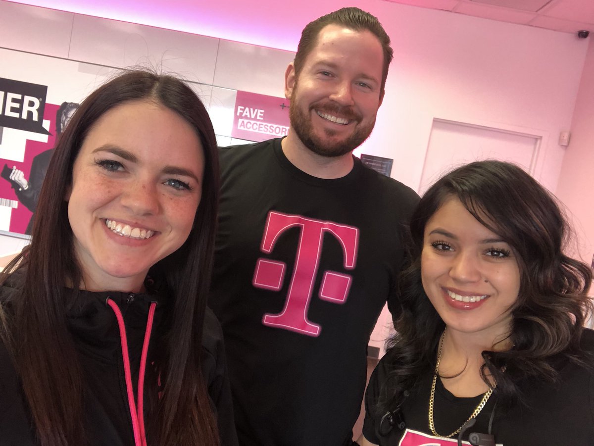 Larry_Stetz's tweet photo. Great visit with Desiree & her DM @AshleeDelucia at our location in Carefree. This team is totally #CustomerObsessed & is going to do big things in 2018! #2BWireless #AZHeat 🌵 🔥 #SWisBest @eddienavarrete https://t.co/39TLF9acnJ
