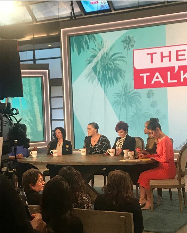 NathalyStephani's tweet photo. Nuevas fotos de #JohvonnieJackson ( @JNJJackson74 ) la hija de #JosephJackson durante en una entrevista en un programa de televisión  #TheTalk. https://t.co/uYthmzYl71