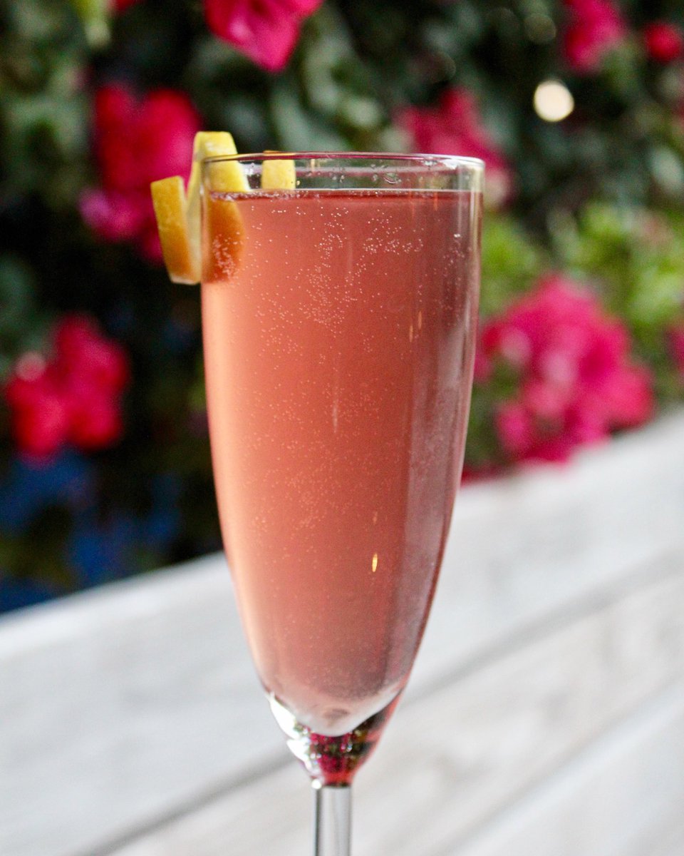 MinasMiami's tweet image. Have you had #CleopatrasKiss? Vodka, lemon, blackberry topped with prosecco will make the weekend that much sweeter. #cheers