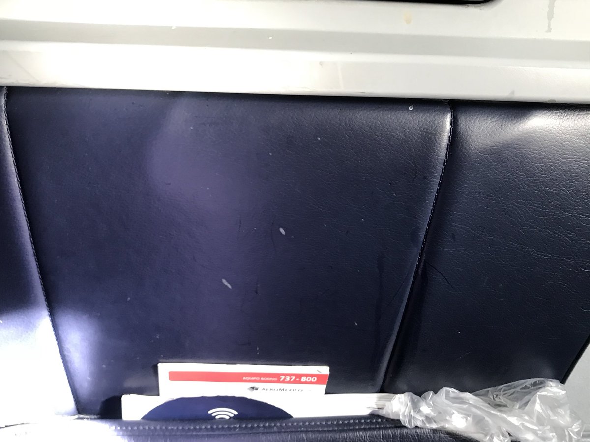 Nazuqu's tweet photo. Es una vergüenza que @clubpremier_mx de @AM_Escucha presuma de una “Clase Premier” cuando los asientos son un verdadero asco. Es así como le dan la bienvenida a sus clientes Priority? Deberían de ocuparse por limpiar antes de cobrar lo que cobran. Vuelo AM647 Boeing 737-800 https://t.co/AnBvjAbCI1