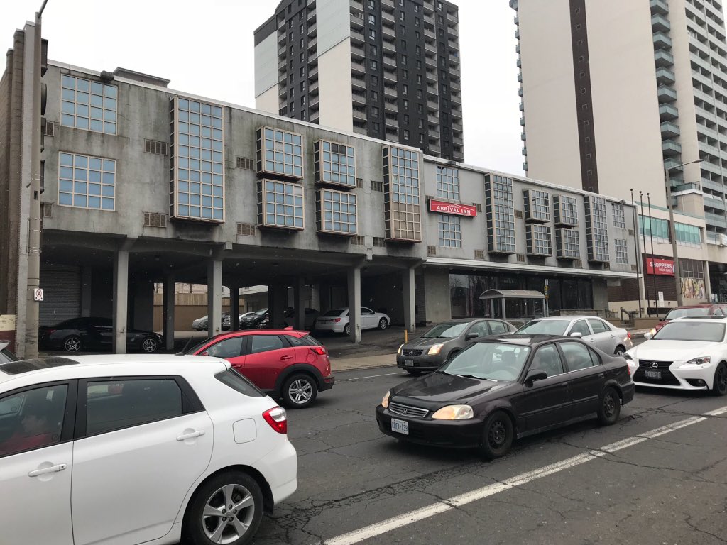 calyxfilms_'s tweet photo. Cool building I found in #Hamilton! #hamiltonontario #thehammer #coolbuilding #futuristic #architecture #coolarchitecture #futuristicarchitecture #futuristicbuilding #hamiltoncanada #canada #urbanphotography #urban #downtown #downtownhamilton #cityphotography #streetphotography https://t.co/CfN3BXrYjZ