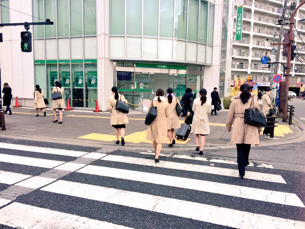 就活の闇？ベージュのトレンチコートを着たポニーテールの人だらけｗｗｗ