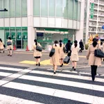 就活の闇？ベージュのトレンチコートを着たポニーテールの人だらけ!