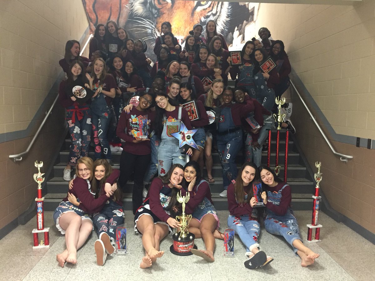 GOLDEN__GIRLSSS's tweet photo. absolutely love this team, have a safe and fun spring break everyone!!! xoxo your gg’s @travisbelles https://t.co/XiaEtekGFF