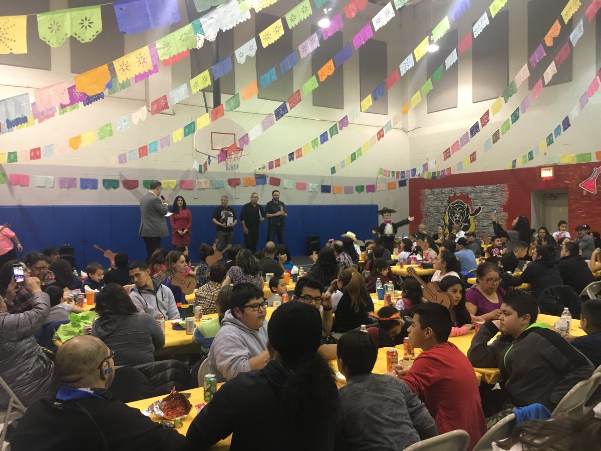 NurysEngagement's tweet photo. Last week at the Lara Pozolada! En la Pozolada de la semana pasada en la escula Lara de Back of the yards! #Pozole #Community #Network8 @LaraAcademy https://t.co/xK2K1wrqad