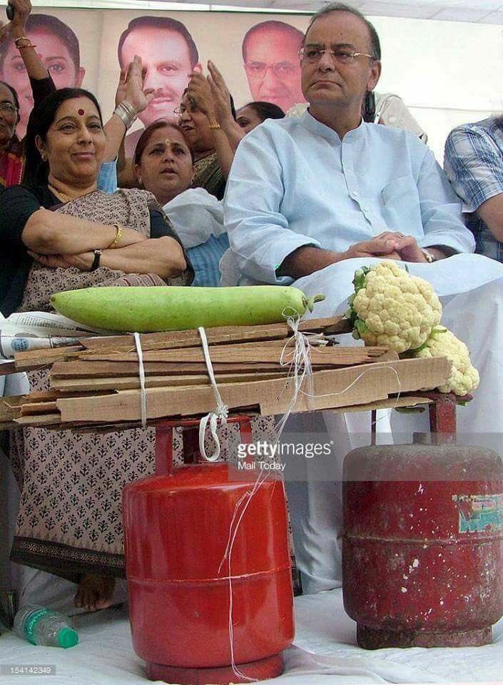 APsupportTDP's tweet image. #TDPPullsOut #BjpCheatedAP This protest you have done before 2014 elections and looted the votes but now it is still worse than 2014. BE READY FOR THE PUNISHMENT #APDemandsJustice @MVenkaiahNaidu @SushmaSwaraj @arunjaitley @sureshpprabhu @PiyushGoyal @narendramodi @AmitShah