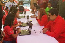 SomosAPCNE09's tweet photo. ¡EN TRES SEMANAS! Dos millones de carnetizados registra el PSUV https://t.co/07hJKX33nZ https://t.co/cboPANuLQX